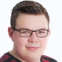 Der Jugendliche trägt ein gestreiftes Oberteil und hat eine gepflegte Frisur, während er in die Kamera schaut.